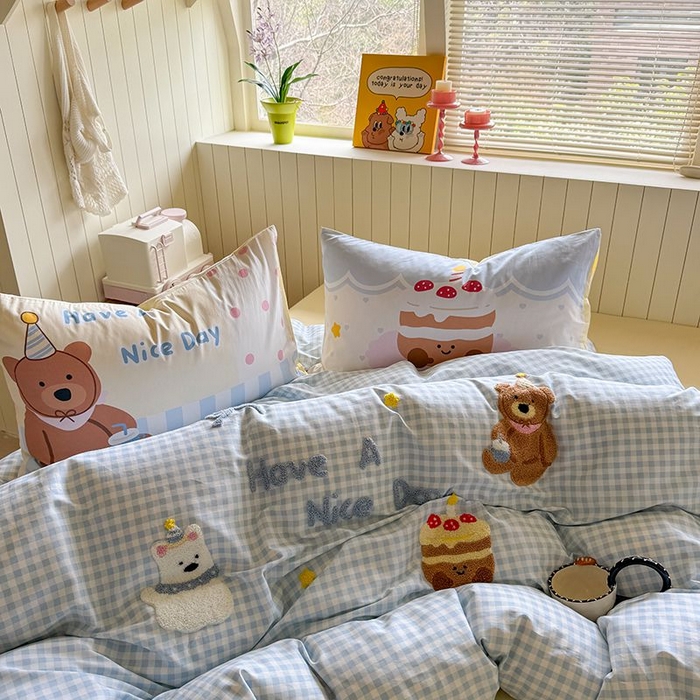 91家纺网 家纺一手货源 找家纺 美乐迪家纺 2025新款全棉毛巾绣四件套格子系列 趣味小熊