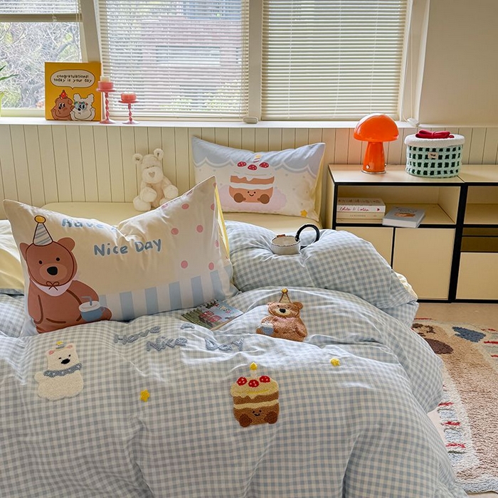 91家纺网 家纺一手货源 找家纺 美乐迪家纺 2025新款全棉毛巾绣四件套格子系列 趣味小熊