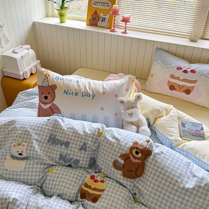 91家纺网 家纺一手货源 找家纺 美乐迪家纺 2025新款全棉毛巾绣四件套格子系列 趣味小熊