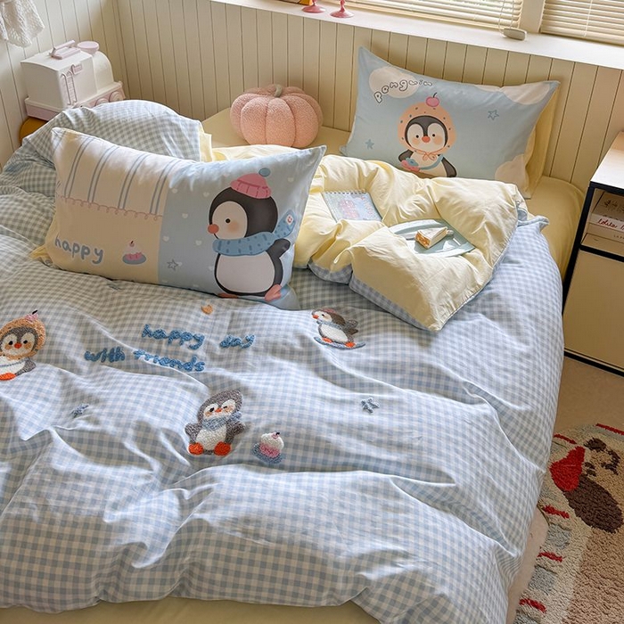 91家纺网 家纺一手货源 找家纺 美乐迪家纺 2025新款全棉毛巾绣四件套格子系列 旅行企鹅