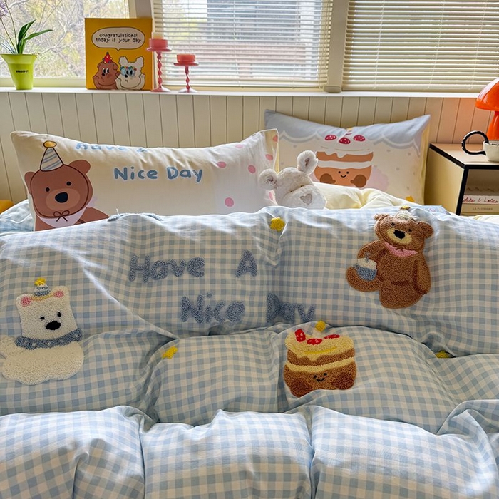 91家纺网 家纺一手货源 找家纺 美乐迪家纺 2025新款全棉毛巾绣四件套格子系列 趣味小熊