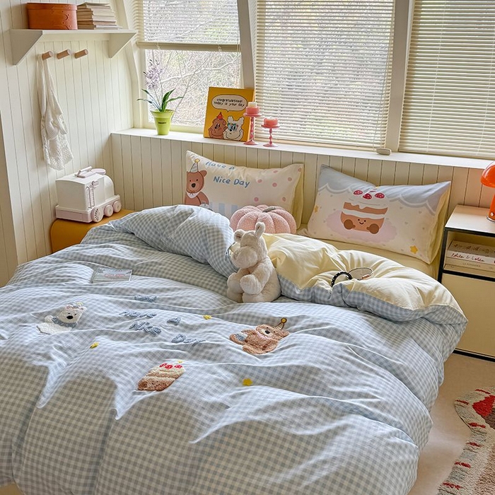 91家纺网 家纺一手货源 找家纺 美乐迪家纺 2025新款全棉毛巾绣四件套格子系列 趣味小熊