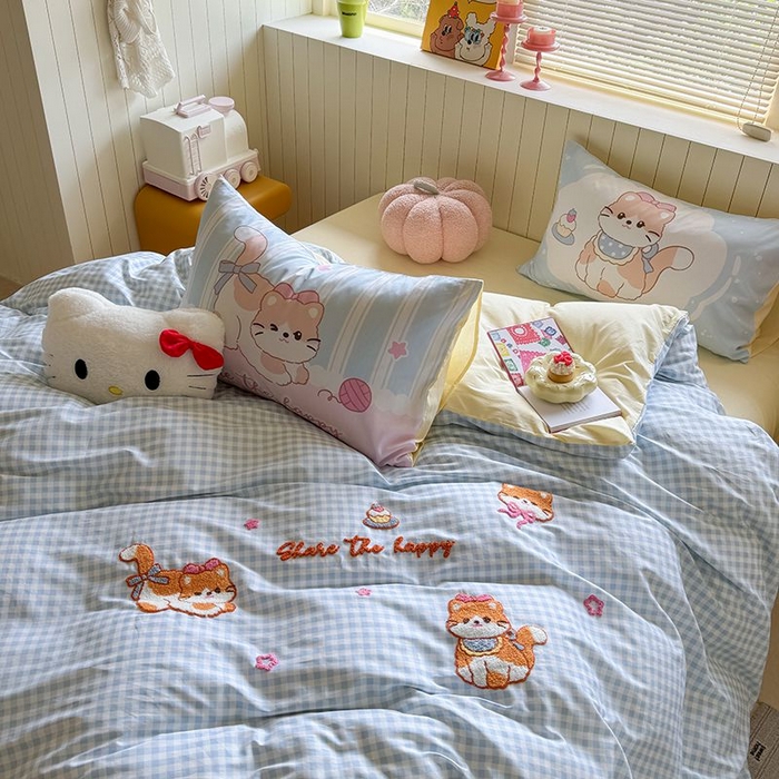 91家纺网 家纺一手货源 找家纺 美乐迪家纺 2025新款全棉毛巾绣四件套格子系列 猫咪日记