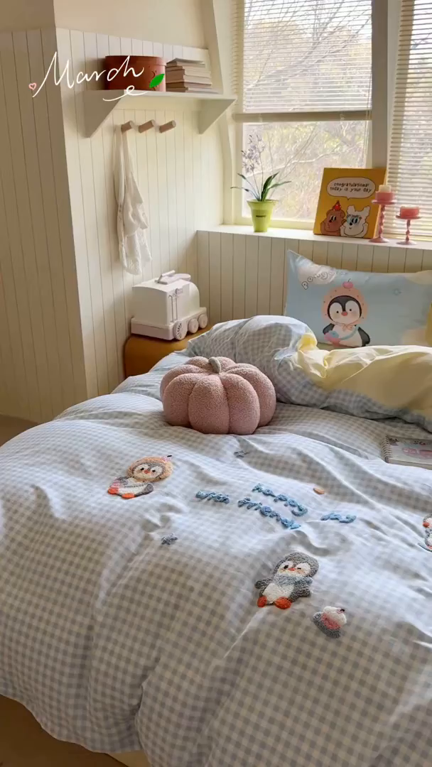 91家纺网 家纺一手货源 找家纺 美乐迪家纺 2025新款全棉毛巾绣四件套格子系列 旅行企鹅