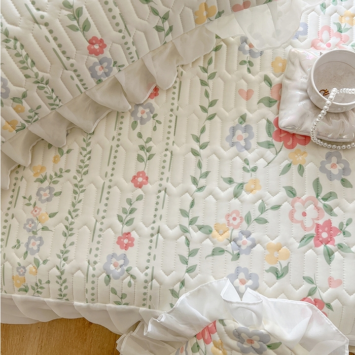 91家纺网 家纺一手货源 找家纺 慕澄2025新款小清新印花凉感丝花床裙款乳胶凉席 春季花花