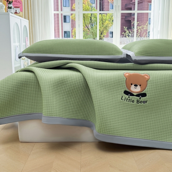 91家纺网 家纺一手货源 找家纺 （总）爱思凯2025新款【瑞宝熊】PE真豆豆床席款凉席 场景二