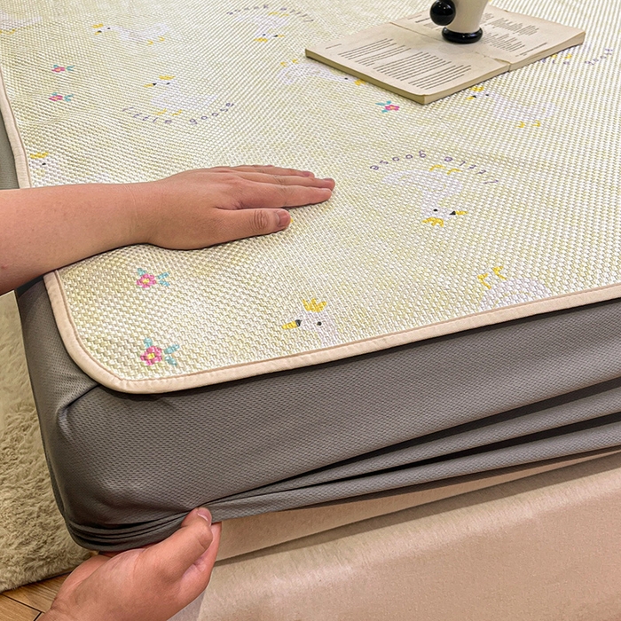 91家纺网 家纺一手货源 找家纺 布卢姆床垫2025新款A类数码印花冰藤席夏凉席--床笠款 皇冠鸭床笠