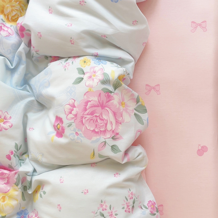 91家纺网 家纺一手货源 找家纺 铭博家纺 2025新款直播爆款100%全棉吊边一字绣工艺款13070印花全棉四件套 苏沐花谣