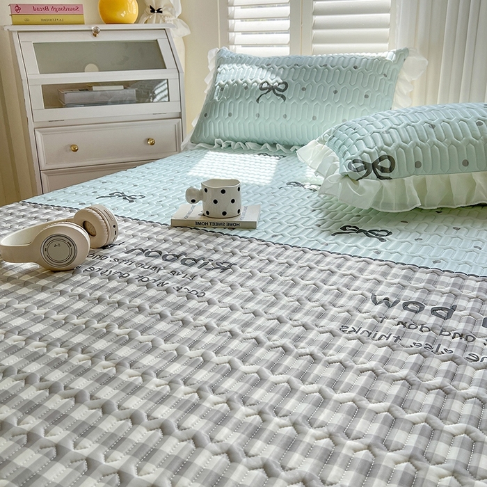 91家纺网 家纺一手货源 找家纺 慕澄2025新款小清新印花凉感丝花床裙款乳胶凉席 蓝色浪漫