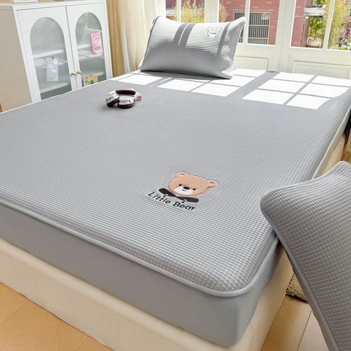 91家纺网 家纺一手货源 找家纺 （总）爱思凯2025新款【瑞宝熊】PE真豆豆-床笠款凉席  场景二