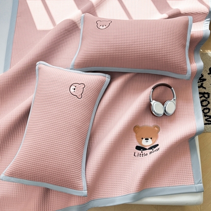 91家纺网 家纺一手货源 找家纺 （总）爱思凯2025新款【瑞宝熊】PE真豆豆床席款凉席 场景二