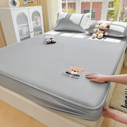 91家纺网 家纺一手货源 找家纺 （总）爱思凯2025新款【瑞宝熊】PE真豆豆-床笠款凉席  场景二