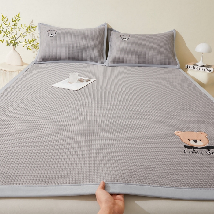 91家纺网 家纺一手货源 找家纺 （总）爱思凯2025新款【瑞宝熊】PE真豆豆床席款凉席 场景一