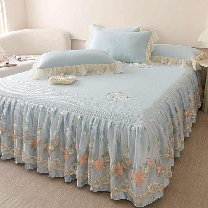 91家纺网 家纺一手货源 找家纺 好儿喜家纺2025新款海洋丝凉感豆豆床裙凉席-花蜜 浅蓝 