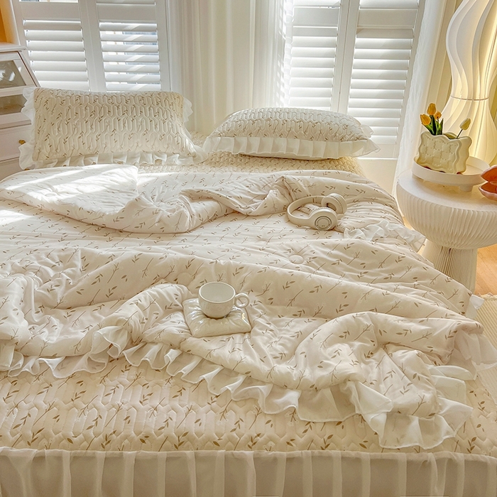 91家纺网 家纺一手货源 找家纺 慕澄2025新款小清新印花凉感丝花床裙款乳胶凉席 叶子青青