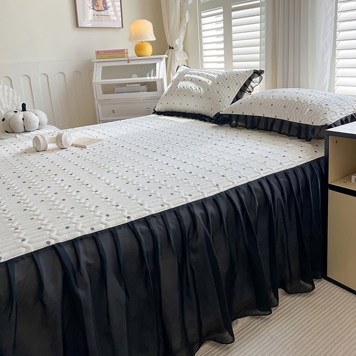 91家纺网 家纺一手货源 找家纺 慕澄2025新款小清新印花凉感丝花床裙款乳胶凉席 黑波点