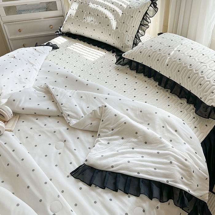 91家纺网 家纺一手货源 找家纺 慕澄2025新款小版印花床裙款乳胶凉席凉感丝夏被四件套 黑波点