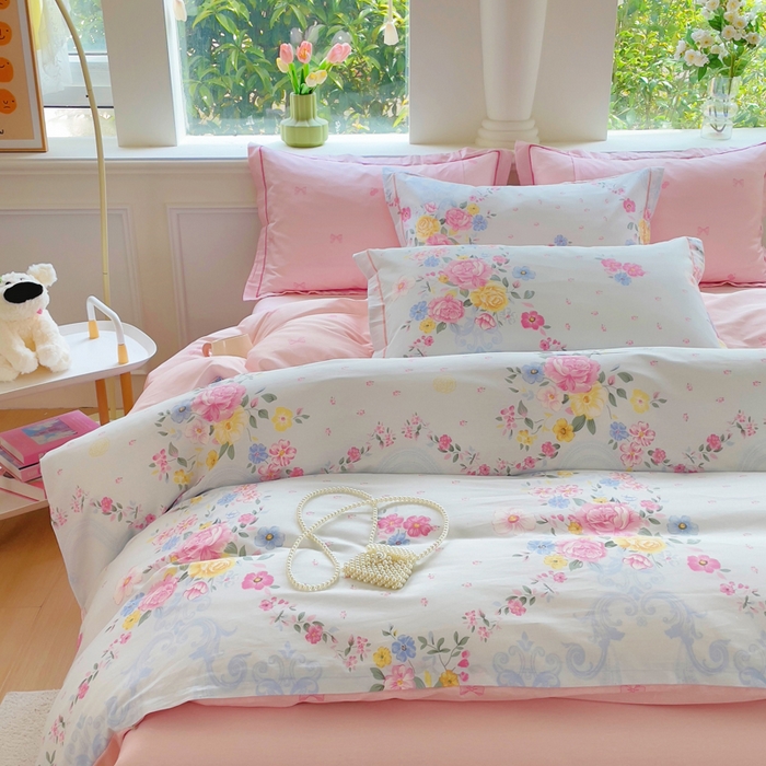 91家纺网 家纺一手货源 找家纺 铭博家纺 2025新款直播爆款100%全棉吊边一字绣工艺款13070印花全棉四件套 苏沐花谣