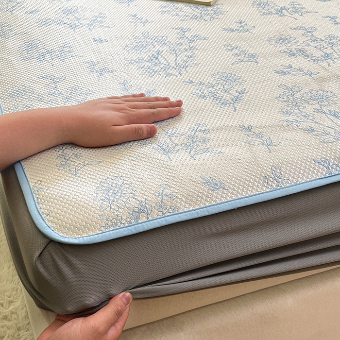 91家纺网 家纺一手货源 找家纺 布卢姆床垫2025新款A类数码印花冰藤席夏凉席--床笠款 雏菊花影床笠