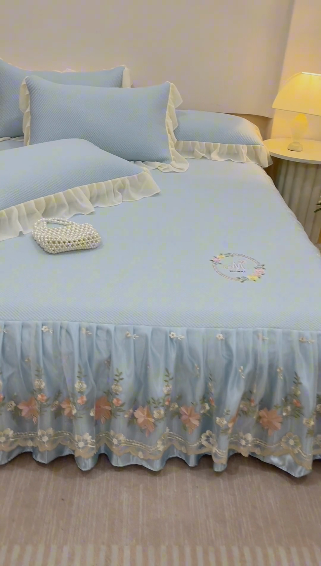 91家纺网 家纺一手货源 找家纺 好儿喜家纺2025新款海洋丝凉感豆豆床裙凉席-花蜜 浅蓝 