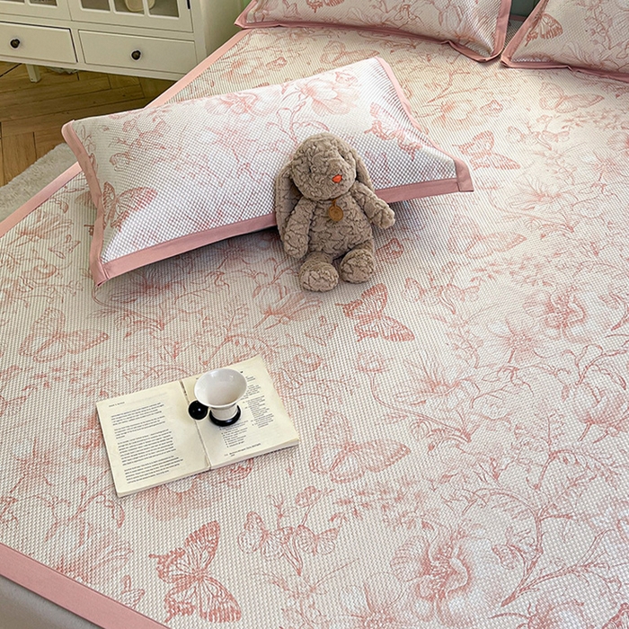 91家纺网 家纺一手货源 找家纺 布卢姆床垫2025新款A类数码印花冰藤席夏凉席--床席款 森林蝴蝶