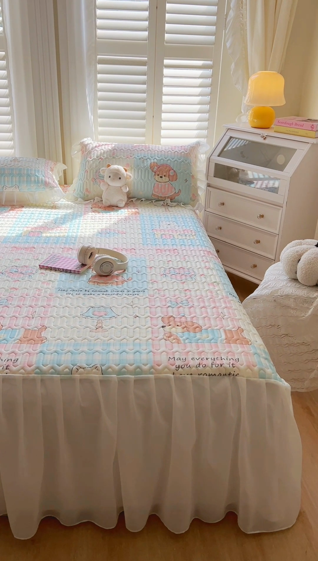 91家纺网 家纺一手货源 找家纺 慕澄2025新款小清新印花凉感丝花床裙款乳胶凉席 音乐会