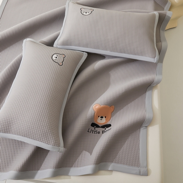 91家纺网 家纺一手货源 找家纺 （总）爱思凯2025新款【瑞宝熊】PE真豆豆床席款凉席 场景一