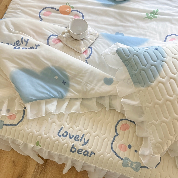 91家纺网 家纺一手货源 找家纺 慕澄2025新款小版印花床裙款乳胶凉席凉感丝夏被四件套 爱心小熊