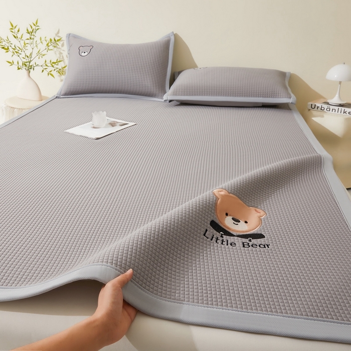 91家纺网 家纺一手货源 找家纺 （总）爱思凯2025新款【瑞宝熊】PE真豆豆床席款凉席 场景一