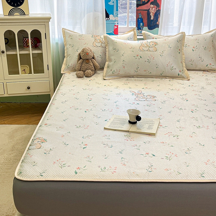 91家纺网 家纺一手货源 找家纺 布卢姆床垫2025新款A类数码印花冰藤席夏凉席--床笠款 花园小兔床笠