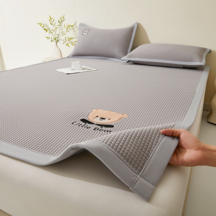 91家纺网 家纺一手货源 找家纺 （总）爱思凯2025新款【瑞宝熊】PE真豆豆床席款凉席 场景一