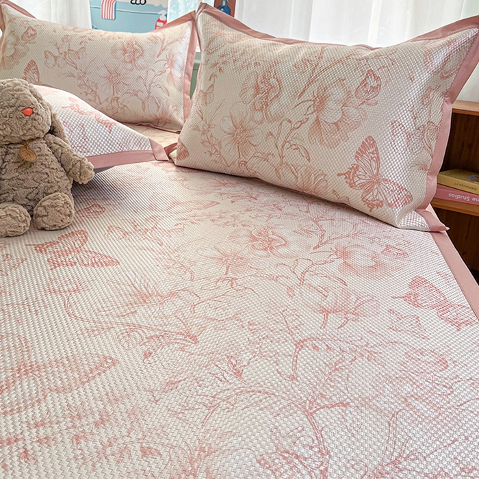 91家纺网 家纺一手货源 找家纺 布卢姆床垫2025新款A类数码印花冰藤席夏凉席--床席款 森林蝴蝶