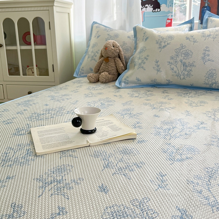 91家纺网 家纺一手货源 找家纺 布卢姆床垫2025新款A类数码印花冰藤席夏凉席--床笠款 雏菊花影床笠