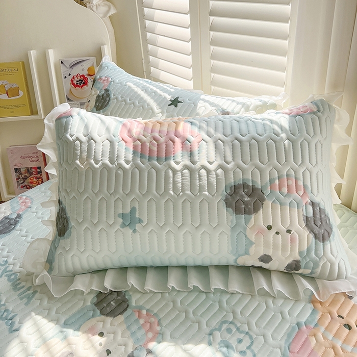 91家纺网 家纺一手货源 找家纺 慕澄2025新款小清新印花凉感丝花床裙款乳胶凉席 嘟嘟旺仔