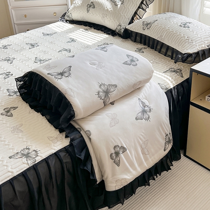 91家纺网 家纺一手货源 找家纺 慕澄2025新款小版印花床裙款乳胶凉席凉感丝夏被四件套 黑蝴蝶