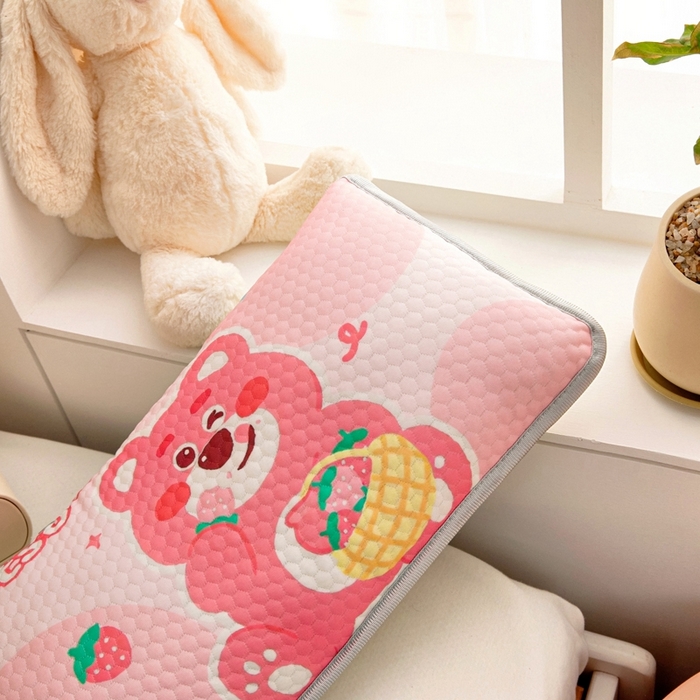 91家纺网 家纺一手货源 找家纺 富馨莱 2025新款儿童冰丝豆豆枕套 草莓小熊