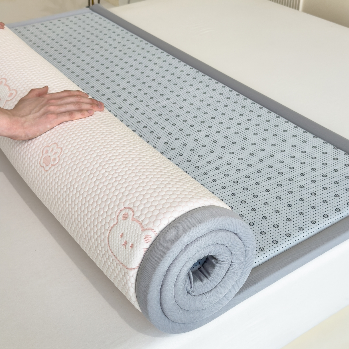 91家纺网 家纺一手货源 找家纺 席世家 2025新款凉感豆豆多功能垫 小熊-粉