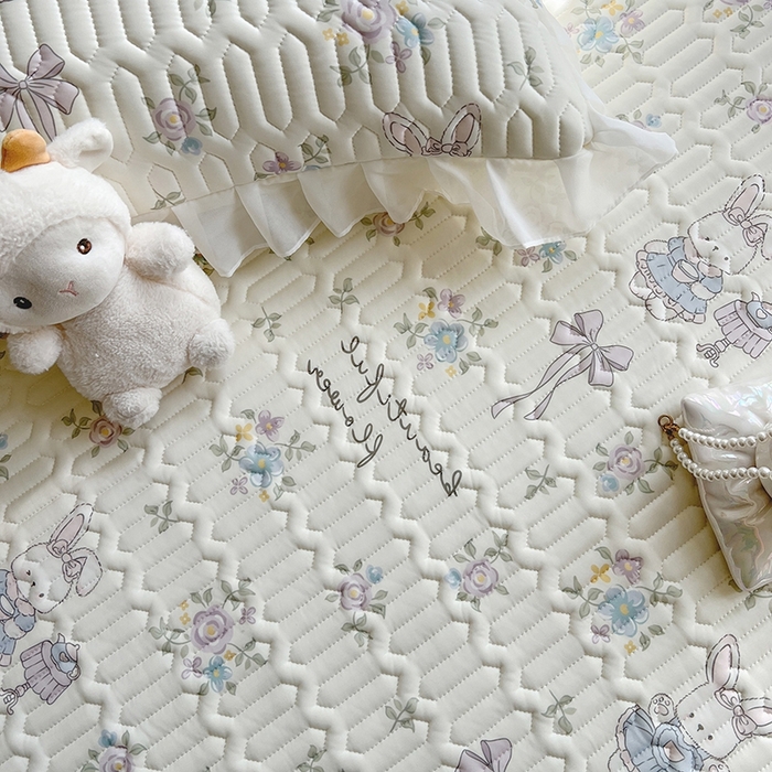 91家纺网 家纺一手货源 找家纺 慕澄2025新款小清新印花凉感丝花床裙款乳胶凉席 紫系小兔