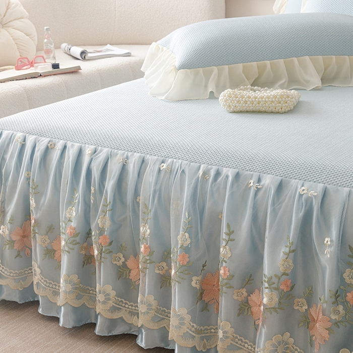 91家纺网 家纺一手货源 找家纺 好儿喜家纺2025新款海洋丝凉感豆豆床裙凉席-花蜜 浅蓝 