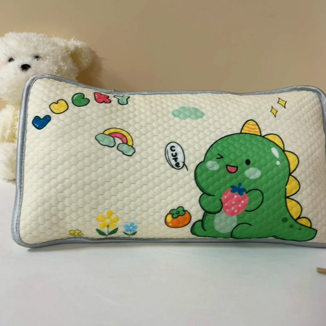 91家纺网 家纺一手货源 找家纺 富馨莱 2025新款儿童冰丝豆豆枕套 恐龙漫画