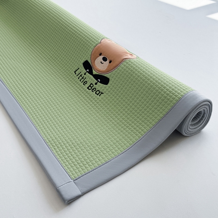 91家纺网 家纺一手货源 找家纺 （总）爱思凯2025新款【瑞宝熊】PE真豆豆床席款凉席 场景二