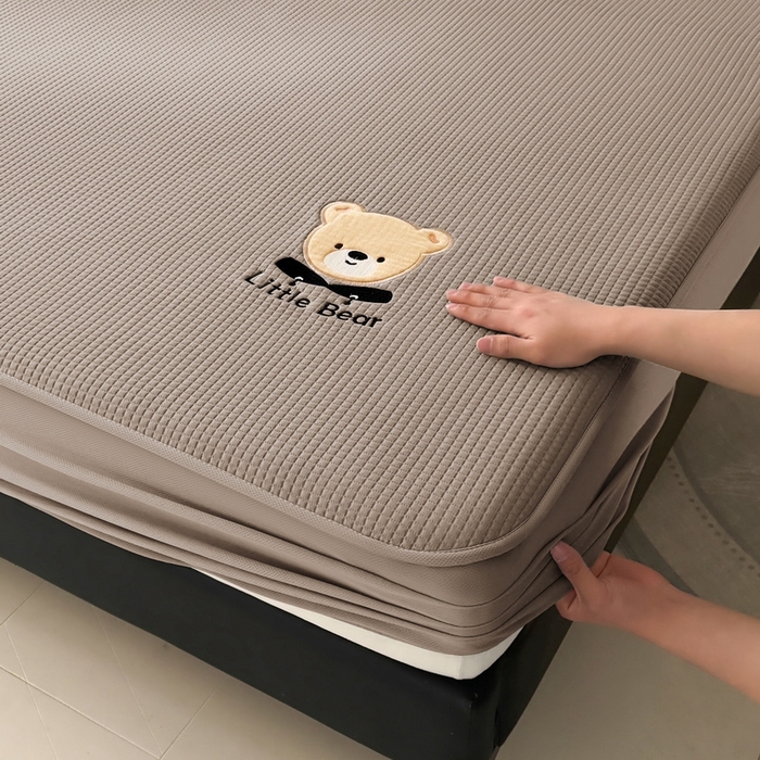 91家纺网 家纺一手货源 找家纺 （总）爱思凯2025新款【瑞宝熊】PE真豆豆-床笠款凉席  场景三