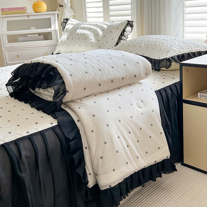 91家纺网 家纺一手货源 找家纺 慕澄2025新款小版印花床裙款乳胶凉席凉感丝夏被四件套 黑波点