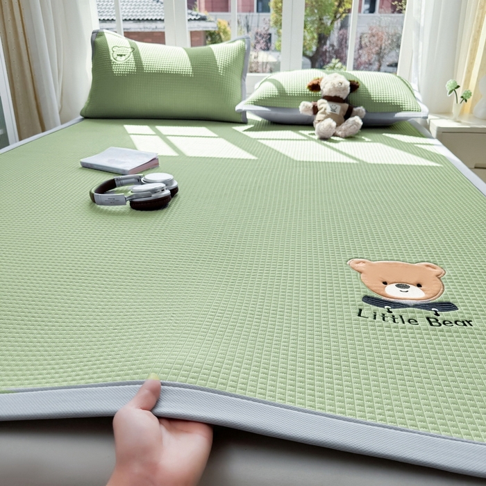 91家纺网 家纺一手货源 找家纺 （总）爱思凯2025新款【瑞宝熊】PE真豆豆床席款凉席 场景二