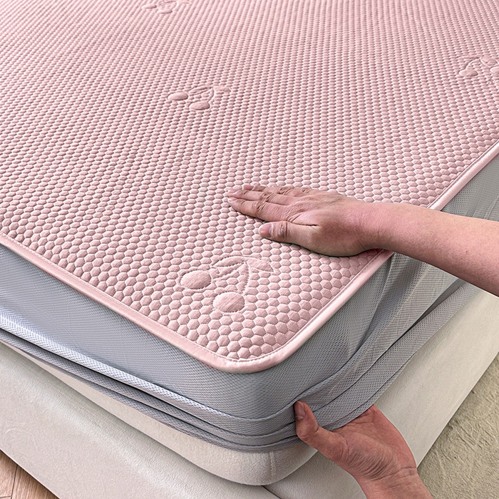 91家纺网 家纺一手货源 找家纺 布卢姆床垫2025新款A类PE乙纶冰豆豆床笠款凉席 樱桃粉