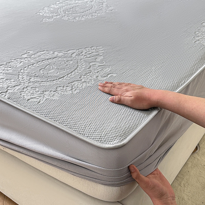 91家纺网 家纺一手货源 找家纺 布卢姆床垫2025新款A类PE乙纶冰豆豆床笠款凉席 蝴蝶花镜 灰