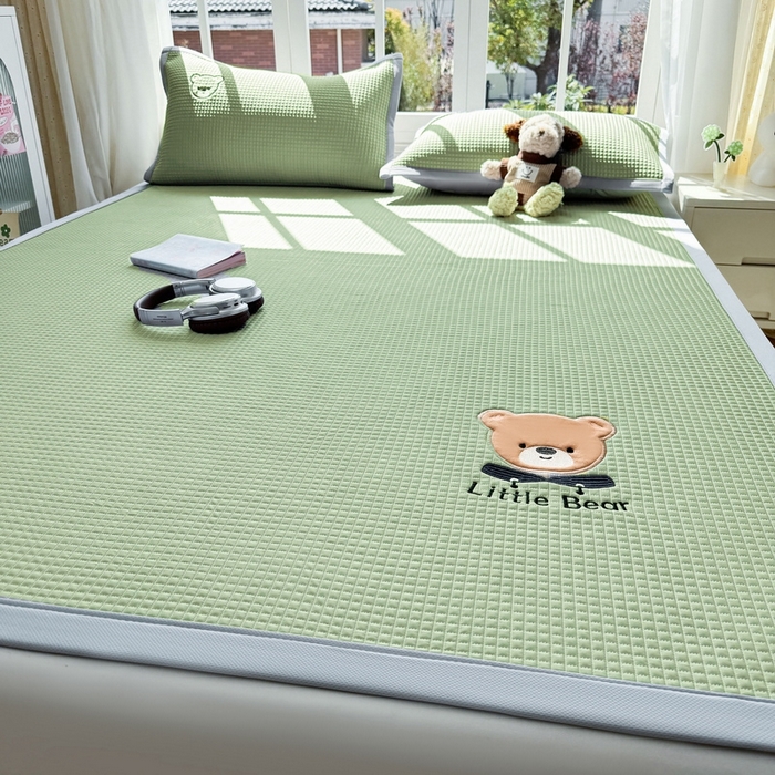 91家纺网 家纺一手货源 找家纺 （总）爱思凯2025新款【瑞宝熊】PE真豆豆床席款凉席 场景二