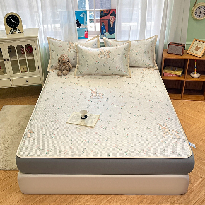 91家纺网 家纺一手货源 找家纺 布卢姆床垫2025新款A类数码印花冰藤席夏凉席--床笠款 花园小兔床笠