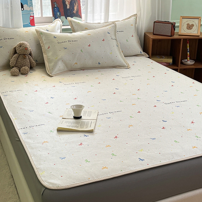 91家纺网 家纺一手货源 找家纺 布卢姆床垫2025新款A类数码印花冰藤席夏凉席--床笠款 波点蝴蝶结床笠