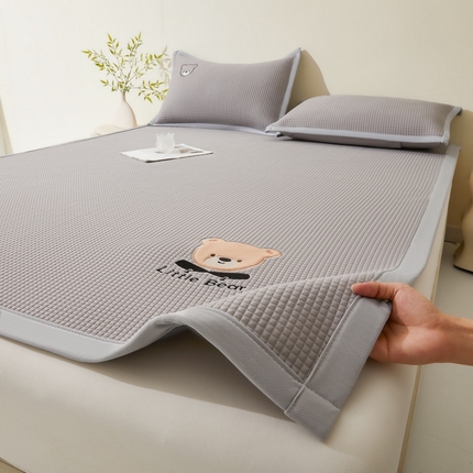 91家纺网 家纺一手货源 找家纺 （总）爱思凯2025新款【瑞宝熊】PE真豆豆床席款凉席 场景一